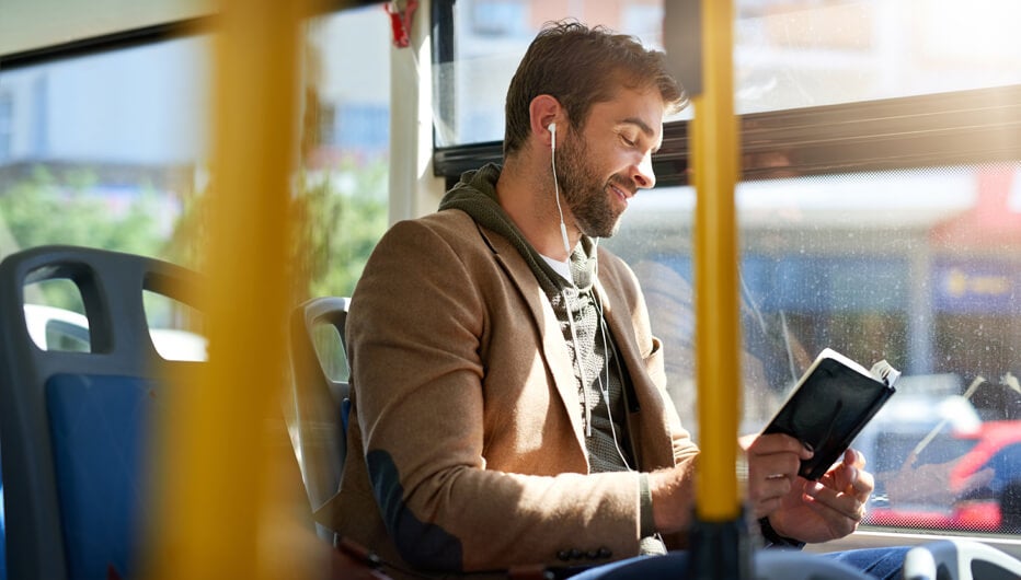 Tempo Juntos. Positivo Inteligente Sênior Homem Sentado Em Frente